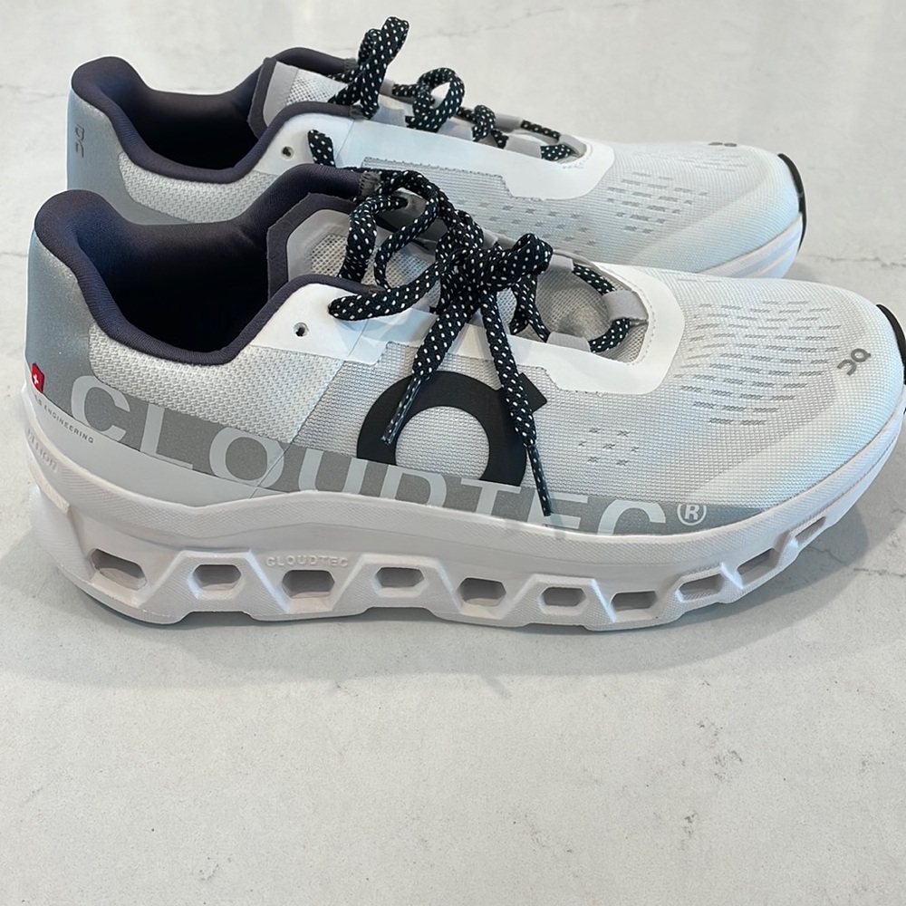 brand new men’s on cloud sneakers (no box)